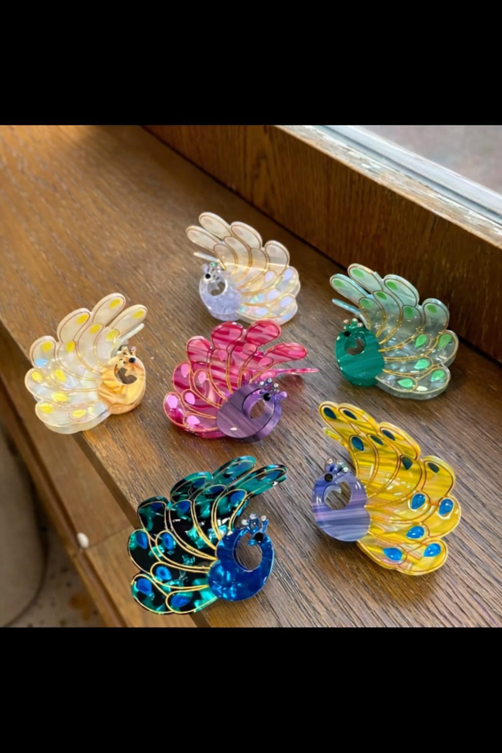 Acrylic clutchers premium quality ( pack of 12)