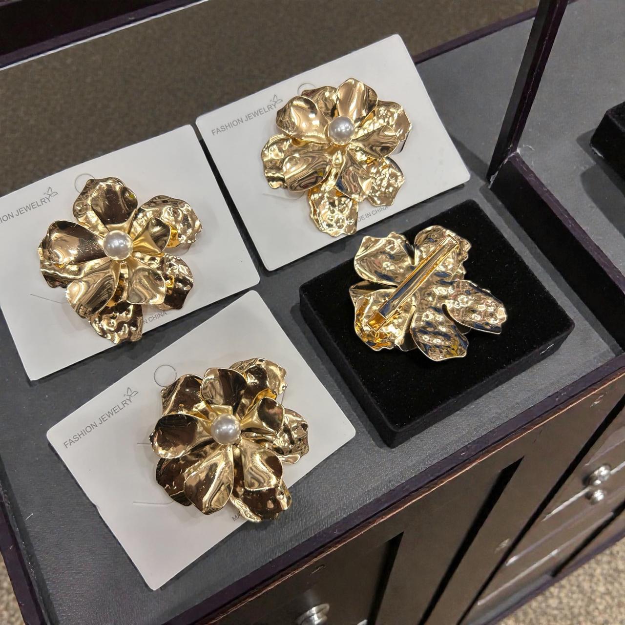 Cartier flower pin ( pack of 12)